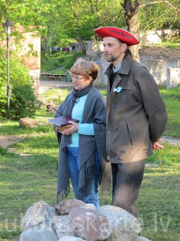 Ceļojuma "Ar straumēm uz jūru" kapteinis (vēsturnieks) Agris Dzenis un stūrmane (krājuma glabātāja) Ināra Znotiņa